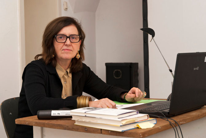 Christiane Meyer-Thoss beim Vortrag im Atelierhaus Alte Schule