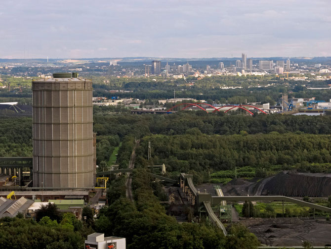 Die Innenstadt von Essen vom Tetraeder in Bottrop gesehen