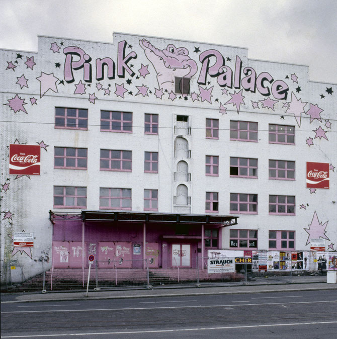 Pink Palace an der Frohnhauser Straße beim Beginn der Abbrucharbeiten