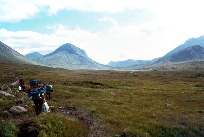 Rucksackwanderung auf der Insel Skye. Links im Hintergrund: Der Marsco (736m) in den Red Cuillins