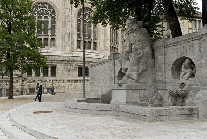 ..und der neue Edmund-Körner-Platz zwischen der Alten Synagoge und der Alt-Katholischen Friedenskirche geschaffen.