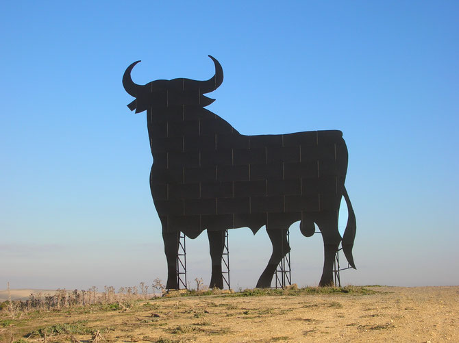 ペペが見上げる雄牛の看板「オズボーンの雄牛」　実際にスペイン各地に設置されている。（画像はwikipediaより）