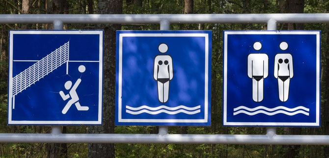 Les fameux panneaux: cette plage est réservée aux adultes, non nudistes et les jeux de plage sont autorisés.