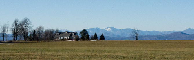 Les champs du Vermont, avec au loins les Adirondacks enneigées