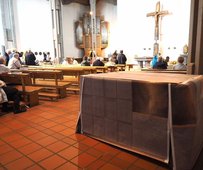 Blick ins Kircheninnere: Im Vordergrund ein Beispiel für einen Kubus mit Urnengräbern. Foto: C. Schumann, Oktober 2015.