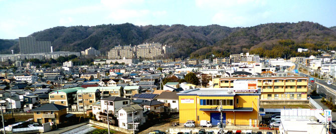 坊島4丁目の全景(山すそまでの手前約半分)