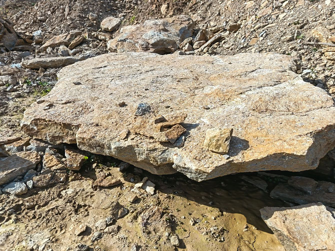 A bridge using a single stone