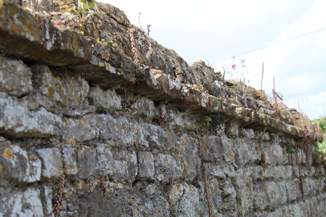 Spill stone with large centred stones on top