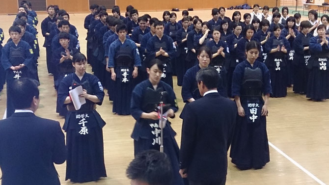 第42回兵庫学生剣道大会において個人戦準優勝を果たした中川萌 選手(本学2年)に大会会長として賞品を授与する山本先輩。