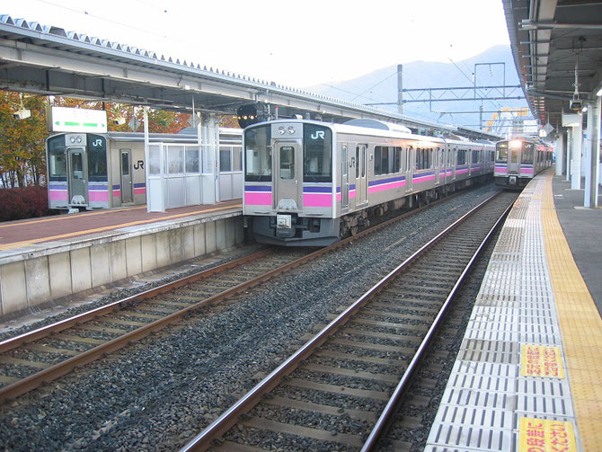 始発電車で田沢湖駅に着くと、仲間の電車が一杯