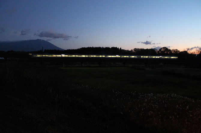 葛根田川を渡る始発電車。　背景は岩手山