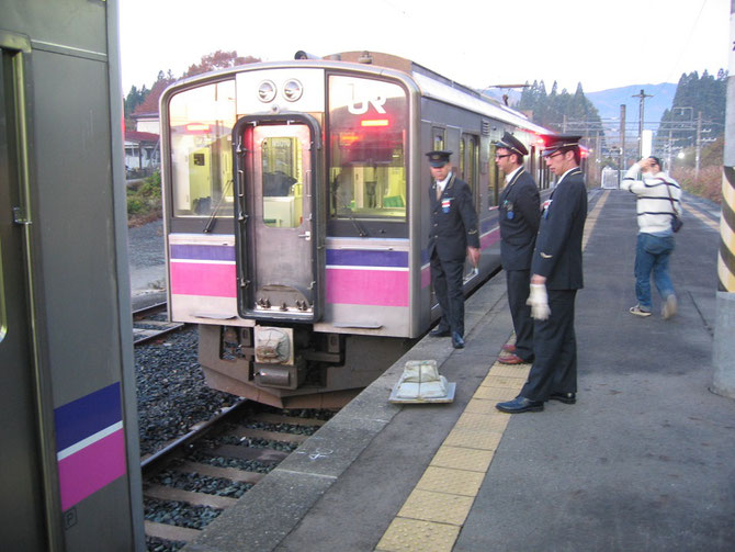 赤渕駅で切り離した後ろ４両は、盛岡行の始発電車になります。