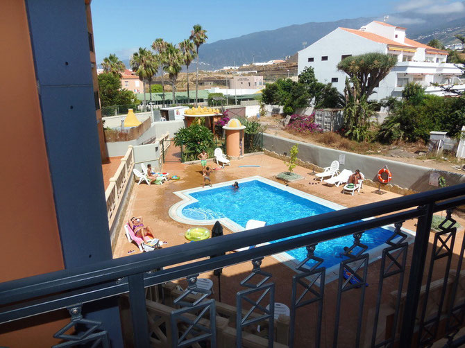 Blick zum Pool vom Flur und der Küche