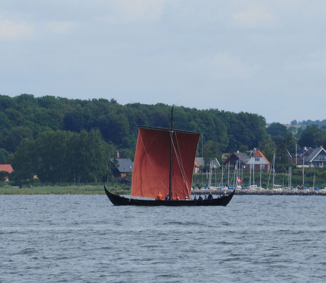 Wikingerschiff am Ausgang des Svendborgsunds