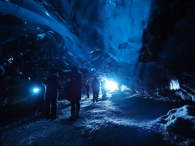アイスランド　氷の洞窟、アイスケーブツアー 洞窟の奥から入口にカメラを向けると光が差し込み綺麗な写真が撮れます