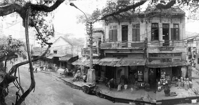 CIRCA 1910. HANOI. RUE DES BRIQUES - NGO GACH STREET -  C* THE ART INSTITUTE OF CHICAGO, DON DU DR.MICHAËL I. JACOBS. AVEC NOS REMERCIEMENTS à LOIS CONNER