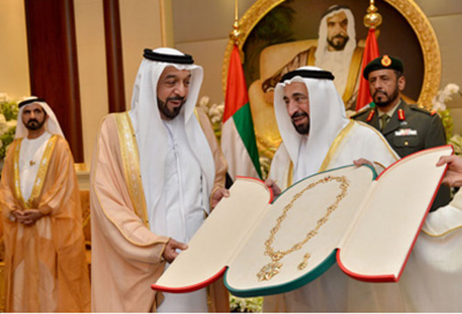 ABOU DHABI. 29 NOV. 2012. S.A. SHEIKH KHALIFA BIN ZAYED REMET  A S.A. DR. SULTAN LA MEDAILLE  DE LA CULTURE, DES ARTS et DE LA LITTERATURE.