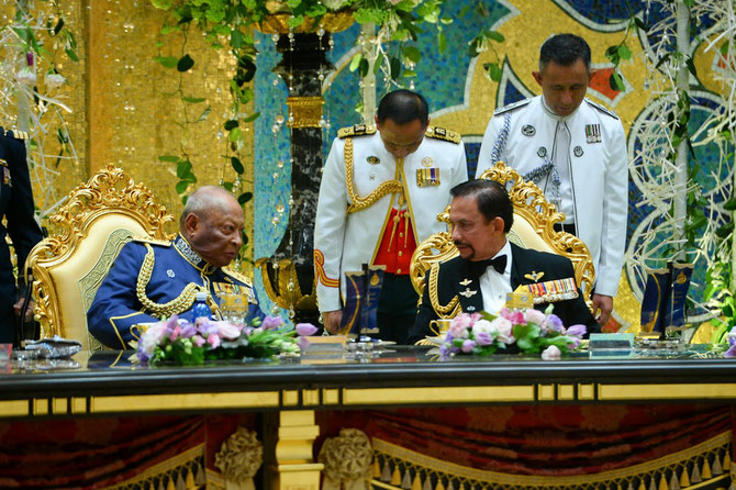 AMI INTIME DU SULTAN DE BRUNEI LE SULTAN DE PAHANG ASSISTE AU BANQUET DE MARIAGE DU PRINCE HERITIER DE BRUNEI.