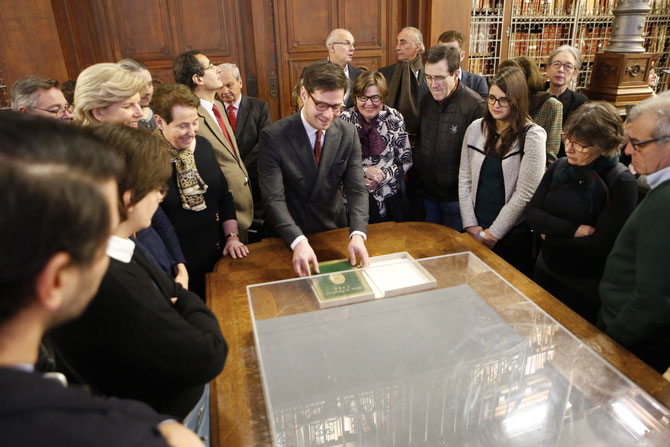 Guillaume DINKEL présente le testament de Louis XVI sous les regards captivés de Marie-Odile de MENONVILLE-VERHAEGHE (tête blonde à g.), de l'amiral Alain OUDOT DE DAINVILLE (cravate rouge,à gauche derrière G. DINKEL), Vera DUPUIS.   C* J-Ph. METSERS