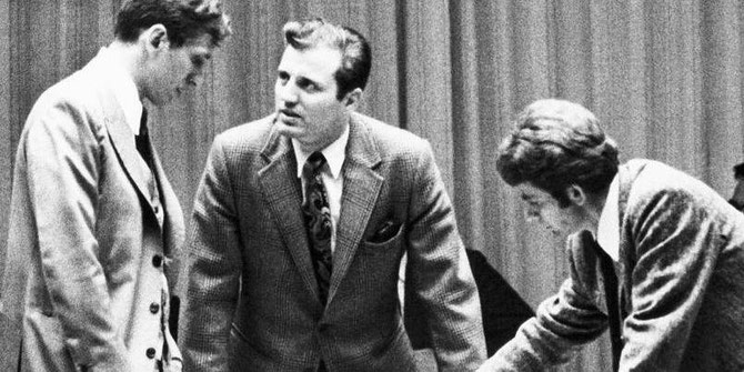 1972. DUEL FISCHER-SPASSKY.  LE CHAMPION DU MONDE RUSSE A ETE VAINCU EN 74 COUPS PAR L'AMERICAIN FISCHER..