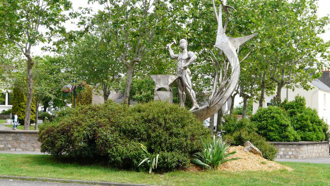 PLACE DE LA MAIRIE. SCULPTURE INOX  "FORGE  et NATURE" de François LAVRAT ( 1er Déc.1962 - ), 2198 Route Nationale 20. SARAN 45770 (France)    Tel. 02 38 73 20 52   .  https://www.lavrat.com