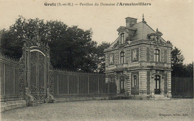 LES PEREIRE FIRENT EDIFIER LEUR CHÂTEAU EN 1862/1864 PAR EDOUARD RENAULT (1808-1886) ET DESSINER LE PARC PAR BARILHIER. VERS 1870 ILS EURENT POUR VOISINS LES ROTHSCHILD : AU NORD FERRIERES ET LE BARON EDOUARD, A L'EST LE BARON EDMOND ET ARMAINVILLIERS. 