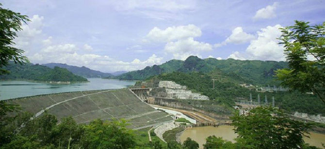 1994. LE BARRAGE DE HOA BINH SUR LA RIVIERE NOIRE. CONSTRUIT SUR 15 ANS à PARTIR DE 1979 AVEC L'AIDE DE L'UNION SOVIETIQUE. H128m. L970m. LA MONTAGNE AVAIT ETE CREUSEE POUR LOGER LES TURBINES.