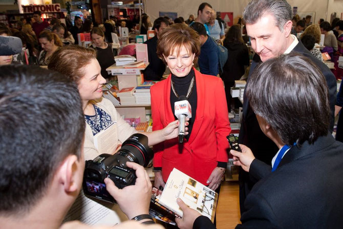 PRESENTATION DU LIVRE SUR LE CHÂTEAU DE SAVARSIN, à ARAD EN TRANSYLVANIE..