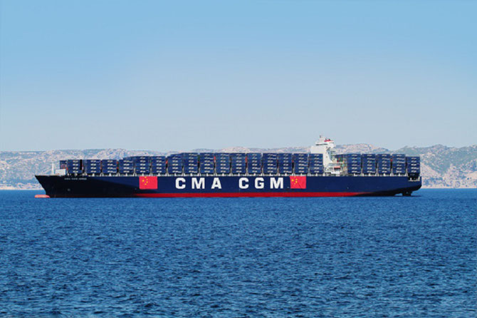 Ce même 1er Juillet 2015, au large de Marseille, croise  le navire symbole CMA CGM ORFEO, 10.000 EVP, pavoisé aux couleurs de la CHINE