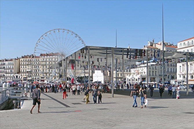 LE VIEUX PORT. L'OMBRIERE DE SIR NORMAN FOSTER et LA GRANDE ROUE.