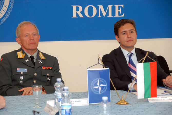 ROME. 15 AVRIL 2013. VISITE AU NATO DEFENSE COLLEGE (NDC). A g. LIEUTENANT GENERAL Arne Bard DALHAUG (NOR A).