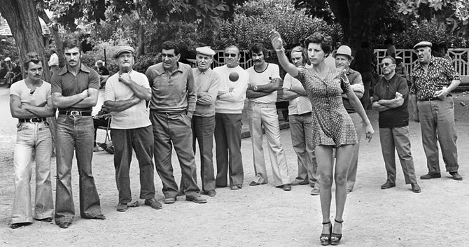 LA PREUVE......" TU TIRES OU TU POINTES ? "...........PHOTO HANS SILVESTER/Gamma . VERS 1960. 