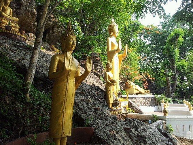 Bouddhas ABHAYA-Mudra. Mains en gestes d'apaisement des querelles et absence de crainte.