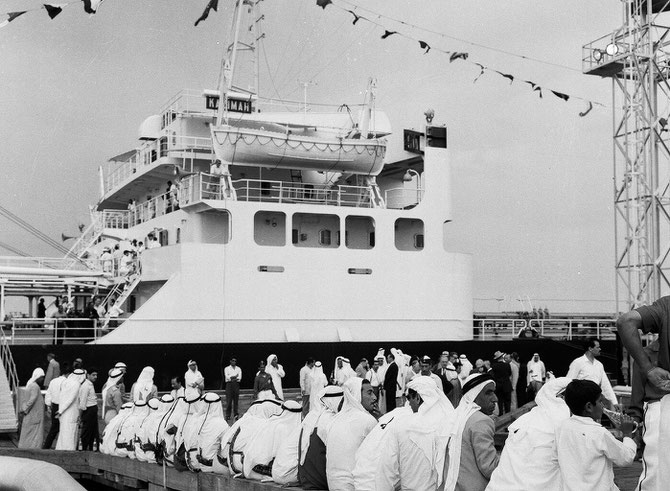 1959 ARRIVEE DU KADHIMA AU PORT AL-AHMADI. CONSTRUIT EN 1958 PAR SASSIPO AU JAPON.. INAUGURATION PAR L'EMIR ABDALLAH AL SALEM AL SABAH