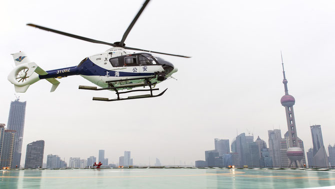 2016. SHANGHAI MON RÊVE ACCOMPLI : M'envoler de la terrasse du  PEN  SUR LE BUND face à PUDONG. Hélas je ne pilote plus.