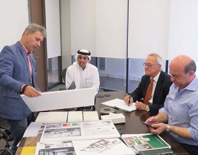 AL HABTOOR CITY EST SUPERVISE PAR ATKINS et LEUR PRINCIPAL ARCHITECTE L'IRANIEN KOUROSH SALEHI (debout à gauche).