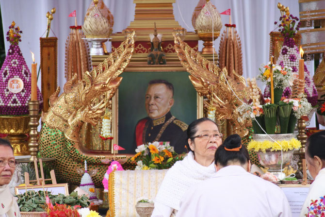 DIMANCHE 19 MAI 2013. WAT VELOUVANARAM CHAMIGNY. CEREMONIE DU PHRA BANG. SON ALTESSE ROYALE LA PRINCESSE DALAVAN, FILLE DE S.A.R. LE PRINCE RATTANAPANYA ET EPOUSE DU PRINCE REGENT SAURYAVONG SAVANG DEVANT UN PORTRAIT DU DEFUNT ROI VATTHANA SAVANG.