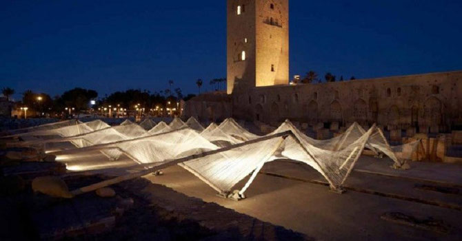 MB 4. BIENNALE 2012. " LOOM-HYPERBOLIC " à LA KOUTOUBIA. INSTALLATION EPHEMERE RAPPELANT LES MONTS DU HAUT-ATLAS : 18 TENTES DE 2,50m DE HAUT : ART DU TISSAGE SUR CADRE EN BOIS. CABINET D'ARCHITECTES F. BARKOW et R. LEIBINGER.