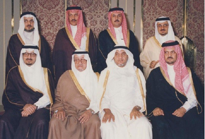 1985. LES 8 FILS DU ROI FAYCAL. DEBOUT de GAUCHE à DROITE. LES PRINCES SA'AD, ABDULRAHMAN + 2014, BANDAR, TURKI.   ASSIS de GAUCHE à DROITE. Les PRINCES KHALID, ABDULLAH + 2007, MUHAMMAD, SAUD + 2015