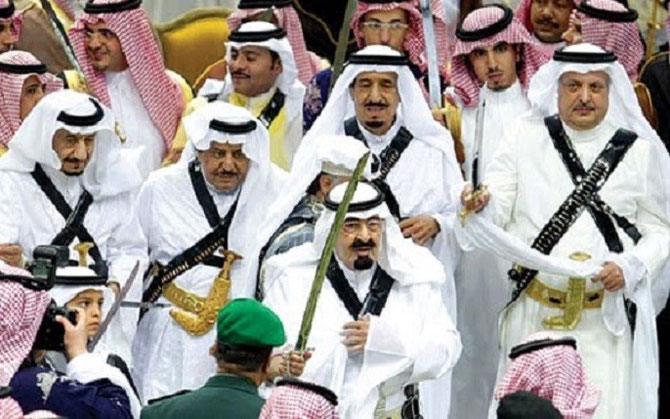 A droite du ROI, le PRINCE HERITIER NAYEF(+2012). Derrière le ROI le PRINCE SALMAN, FUTUR ROI.