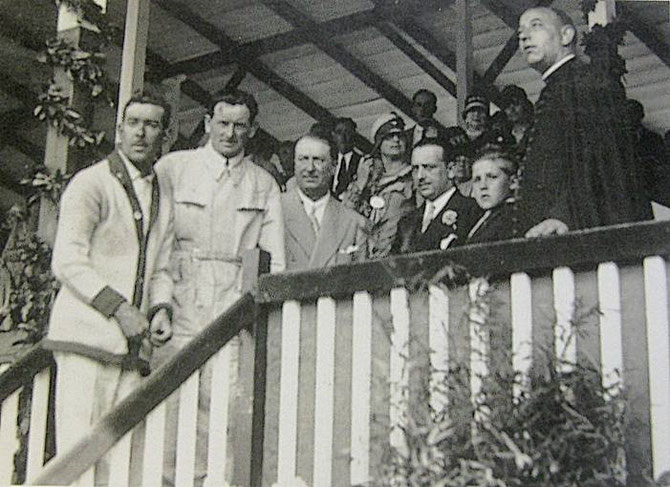 25 JUILLET 1927  GRAND PRIX SAN SEBASTIEN LASARTE. TRIBUNE D'HONNEUR ; g.à dte André DUBONNET 2e,  Emilio MATERASSI 1er, Ettore BUGATTI , Carlos RESINES Secrétaire de la COURSE, un INFANT D'ESPAGNE et un ARCHEVÊQUE. C* Angel ELBERDIN