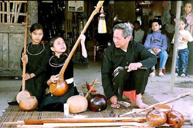 UNE ECOLE DE TINH TAU AVEC LE MAÎTRE NONG VAN NHAY DE MUONG SO