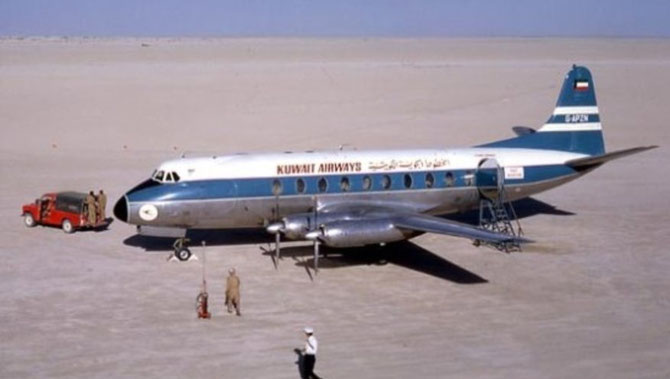 1960 . AEROPORT DE DUBAI. UN QUART DE SIECLE APRES, LE 25 OCTOBRE 1985, LES 3 PREMIERS VOLS D'EMIRATES DECOLLENT AVEC L'IMMENSE SUCCES QU'ON CONNAIT.