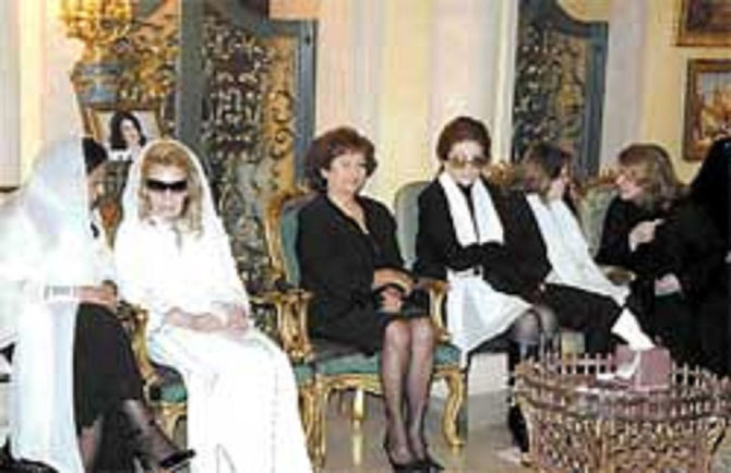 LES 4 SOEURS REUNIES  DANS LEUR  PALAIS de BEYROUTH  POUR UN DERNIER ADIEU à LEUR AÎNEE.  g.à dte. Pcesse LAMIA du Maroc, BAHIJA EL ASSAAD, Pcesse MONA; LEILA HAMADE extrême droite