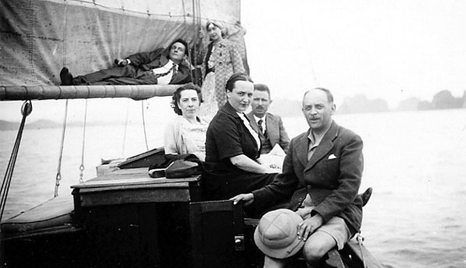 1936/1938. BAIE D'ALONG. JOSEPH INGUIMBERTY et RENEE CHAZEAU AVEC DES AMIS. AVEC NOS VIFS REMERCIEMENTS à PHILIPPE.MILLOUR.FREE.FR