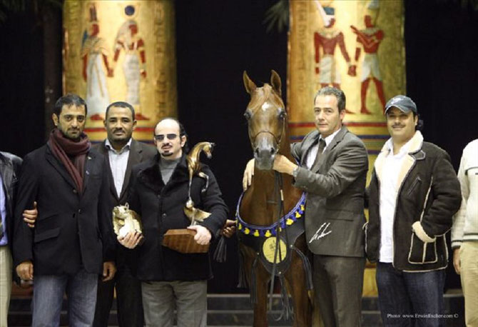 2009 . VERONE .  F SHAMAAL CHAMPION D'EUROPE ETALON SENIOR. entre Philippe HOSAY à droite et Cheik MUTLAQ bin MUSHERIF  Directeur Général d'AL KALHEDIAH STABLES