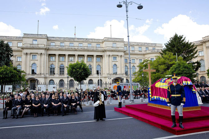 SAMEDI 13 AOÛT 2016 : JOURNEE DE DEUIL NATIONAL EN ROUMANIE. APRES UNE MESSE ORTHODOXE DANS LA SALLE DU TRÔNE DE L'ANCIEN PALAIS ROYAL, UNE MESSE CATHOLIQUE  EST DITE SUR LA PLACE DU PALAIS.  C* PARIS-MATCH  PPE Nieboer  News Pictures