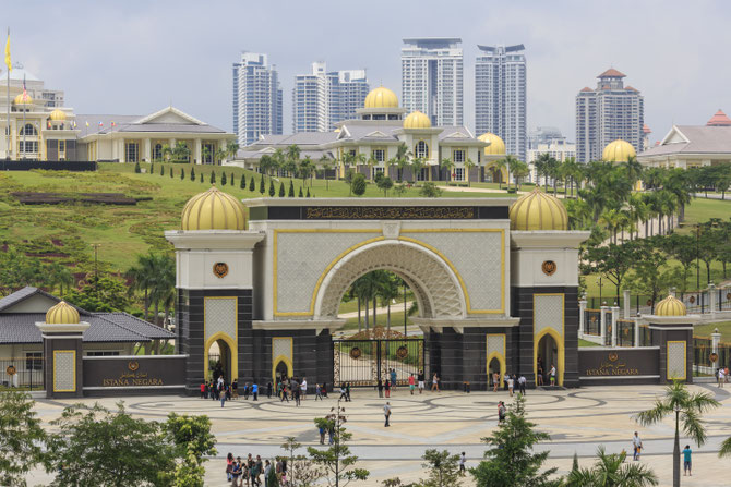 NEW ISTANA NEGARA à JALAN DUTA, DANS UN PARC DE 96,52Ha. A COÛTE 800 MILLIONS RM. INAUGURE EN 2011 PAR LE 14è ROI ELU DE MALAISIE, TUANKU ABDUL HALIM SULTAN DE KEDAH. C'est dans ce Palais que le nouveau Roi Mohammed Fares Petra reçevra Sa Majesté Salman 