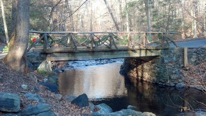 Le PONT DU CAVALIER SANS TÊTE enjambe                                                            POCANTICO RIVER, un petit ruisseau qui flâne à travers Sleepy Hollow, le Cimetière, la propriété des Rockefeller, avant de se jeter dans la HUDSON RIVER.