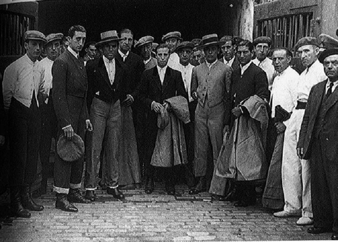 IRUN. 1er JUILLET 1942. Au centre PEPE LUIS VASQUEZ GARCES. A gauche (2è) MANOLETE QUI SERA TUE PAR LE TORO ISLERO DE MIURA. C* DE ARJONA